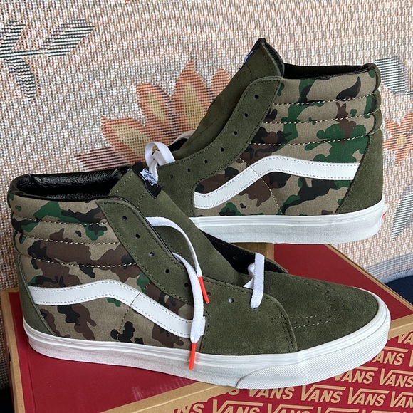 Vans Men’s Sk8-Hi
Camo Olive/White
VN0005U933
Sneakers - Picture 11 of 16